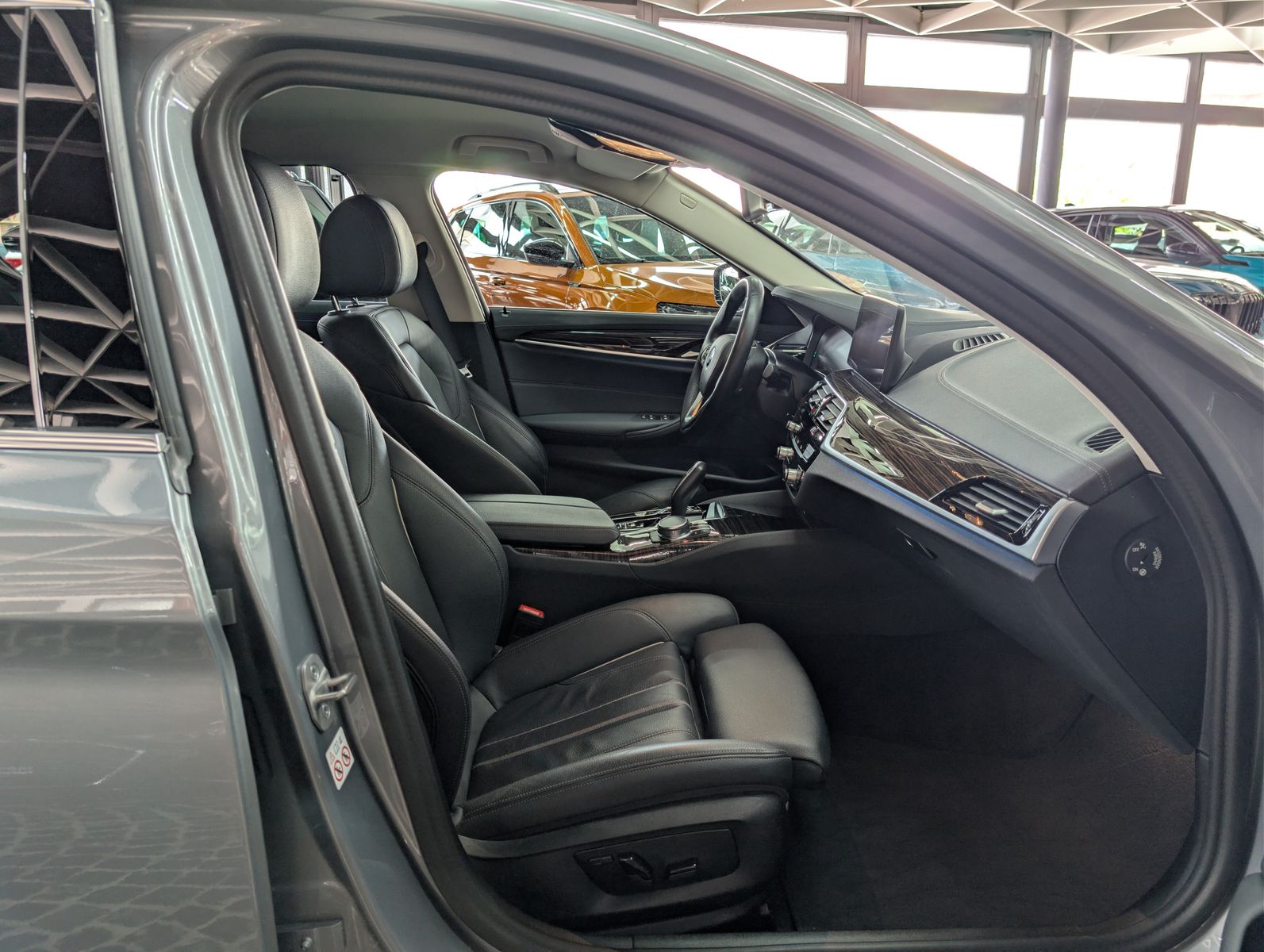 Fahrzeugabbildung BMW 530 e Luxury Line HEV AHK LED LEDER SHZ SoH 97%