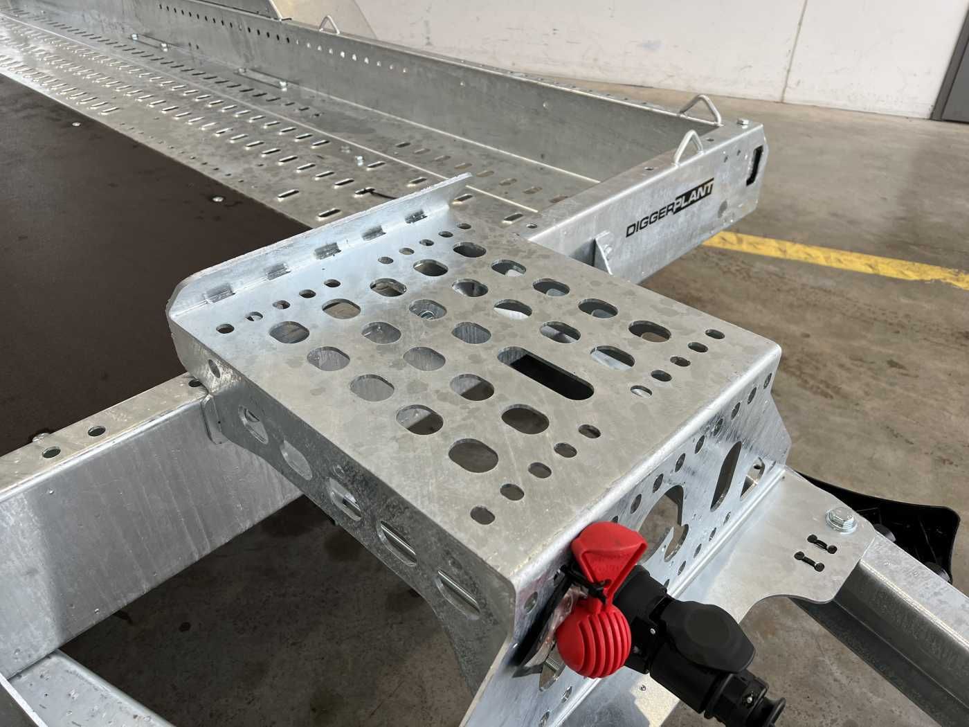 Fahrzeugabbildung Brian James Cargo Digger Plant 2 / Länge: 2.800mm / 2.700kg