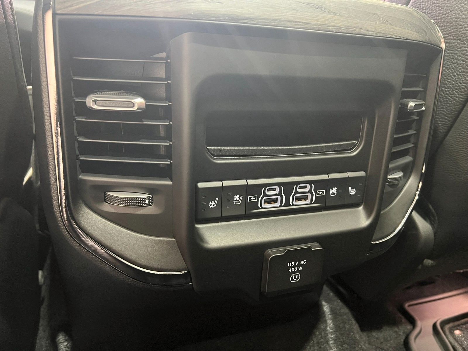 Fahrzeugabbildung Dodge RAM 1500 Limited Night  H/O 3.0L