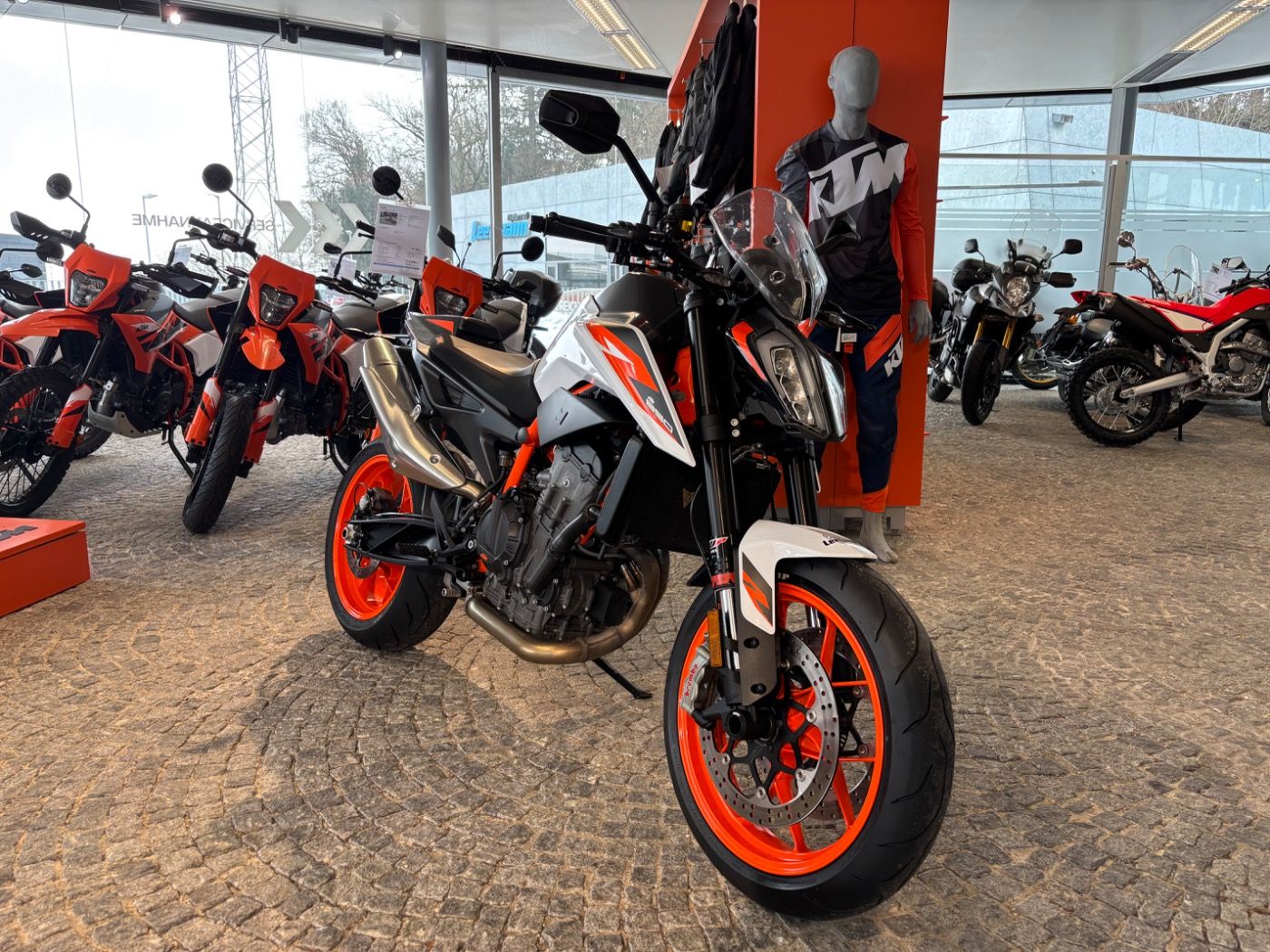 Fahrzeugabbildung KTM 890 Duke R TechPack
