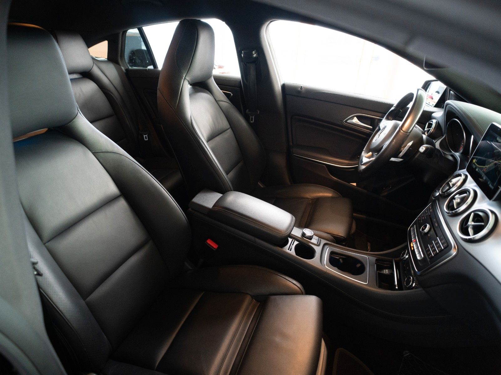 Fahrzeugabbildung Mercedes-Benz CLA 220 Shooting Brake AMG/4x4/AUTOM./KAMERA/LED