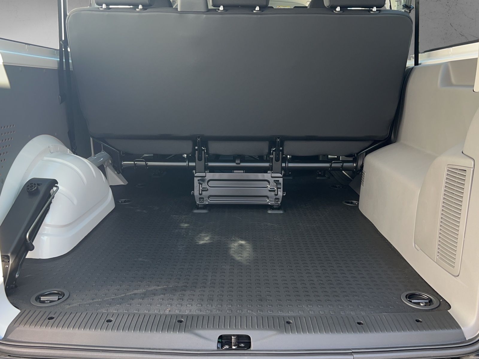 Fahrzeugabbildung Volkswagen T6 Kombi T6.1 TDI 9 Sitzer LR Klima, PDC, AHK Vo