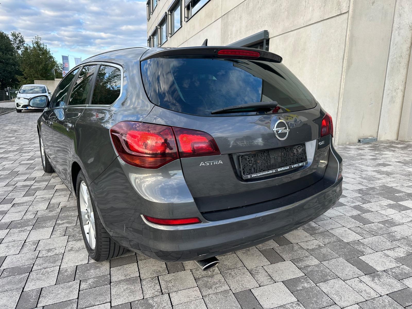 Opel Astra 2011 — photo 17