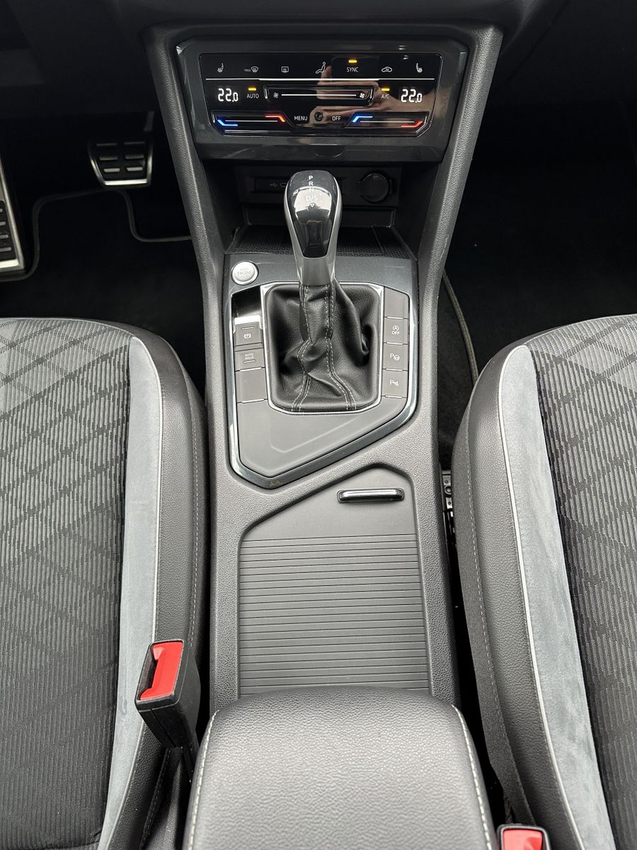 Fahrzeugabbildung Volkswagen Tiguan 1.5 TSI DSG R-Line NAV+LED+AHK+20ZOLL+KAM