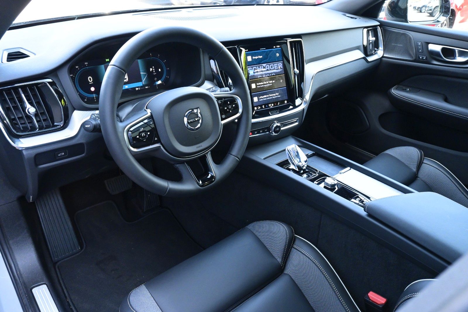 Fahrzeugabbildung Volvo V60 B4 D Auto Plus Dark*RFK*STDHZG*PANO*ACC