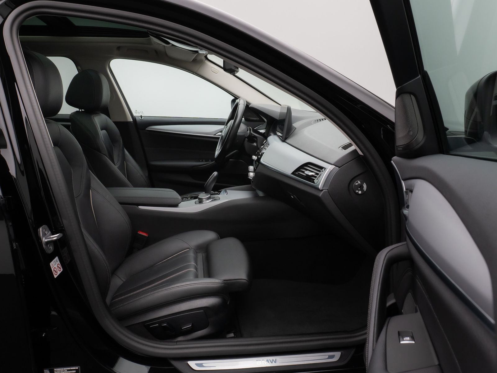 Fahrzeugabbildung BMW 520d xD Panorama Kamera HUD DAB H/K AHK Leder