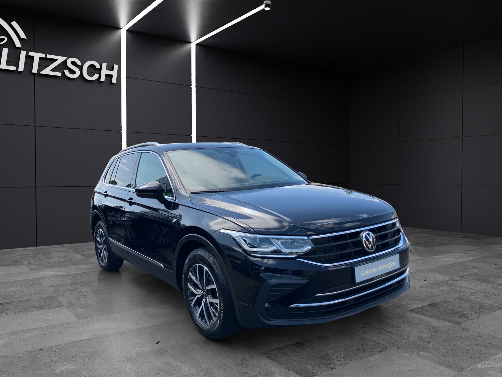 Fahrzeugabbildung Volkswagen Tiguan TSI Life Matrix AHK ACC PDC  SH LM