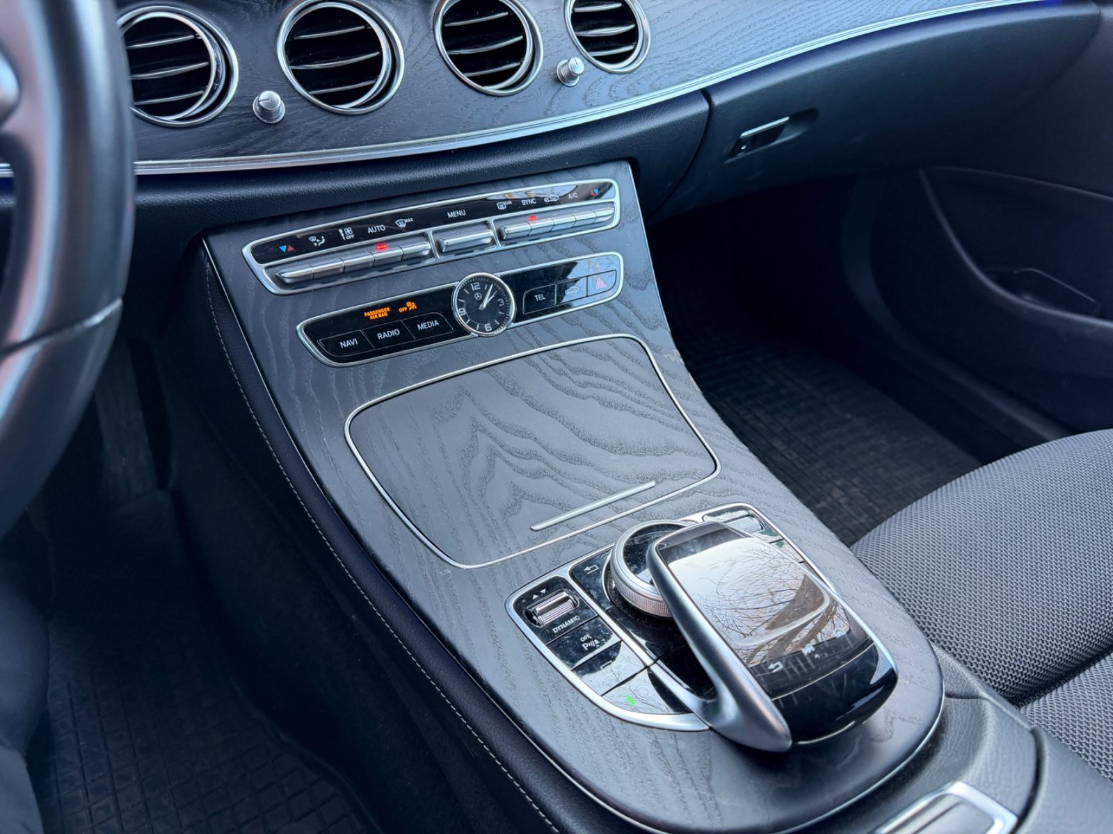 Fahrzeugabbildung Mercedes-Benz E 220 4Matic*MULTIBEAM*360°KAMERA*WIDESCREEN*PDC