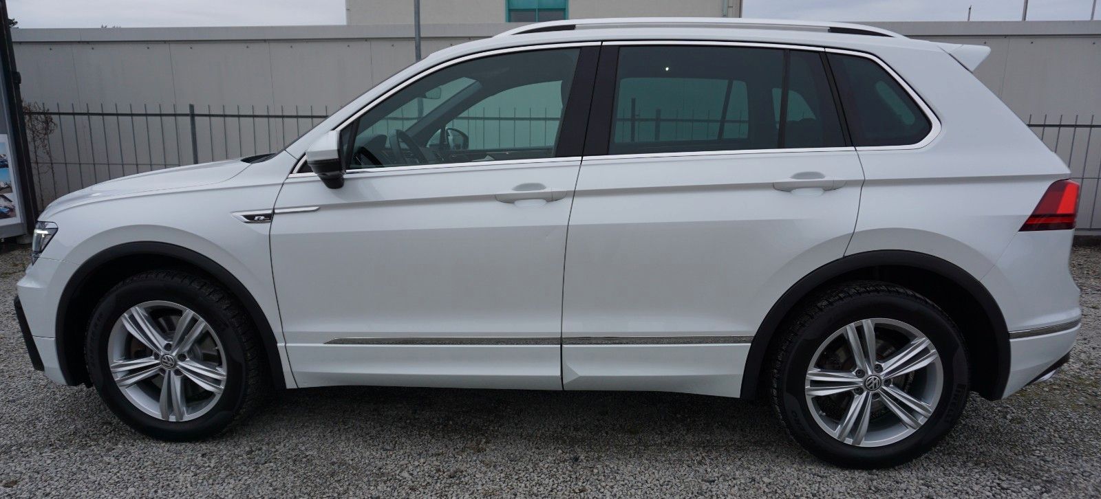 Fahrzeugabbildung Volkswagen Tiguan Highline 4M R-Line Panorama,Navi,LED,AHK