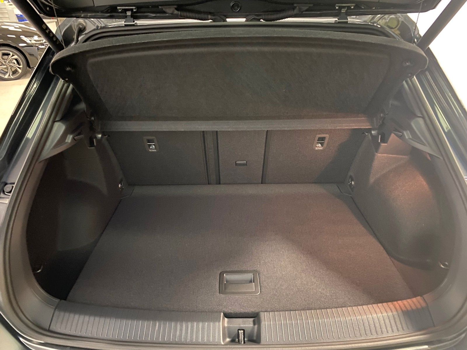 Fahrzeugabbildung Volkswagen T-Roc 1.5 TSI DSG+STYLE+PANORAMA+AHK+GARANTIE+BC