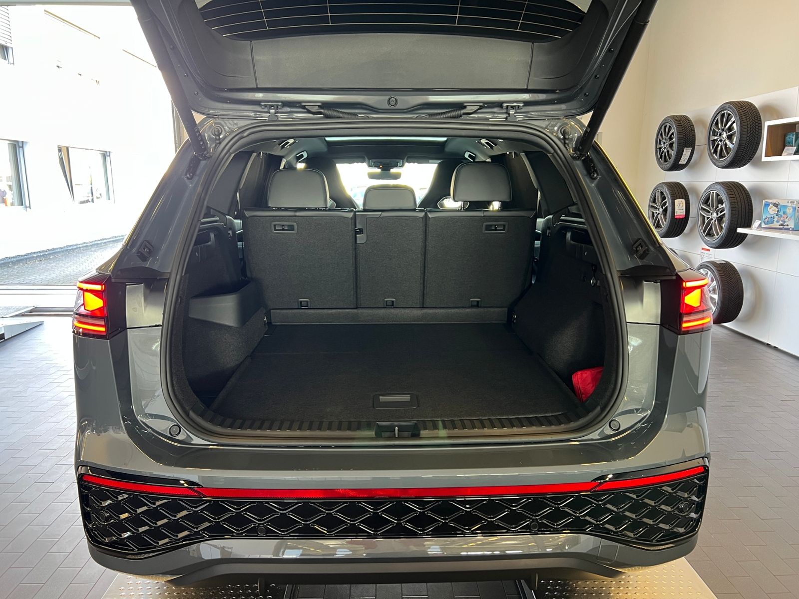 Fahrzeugabbildung Volkswagen Tayron R-Line 2.0 TDI DSG 4MOTION *AHK,Navi,Stan