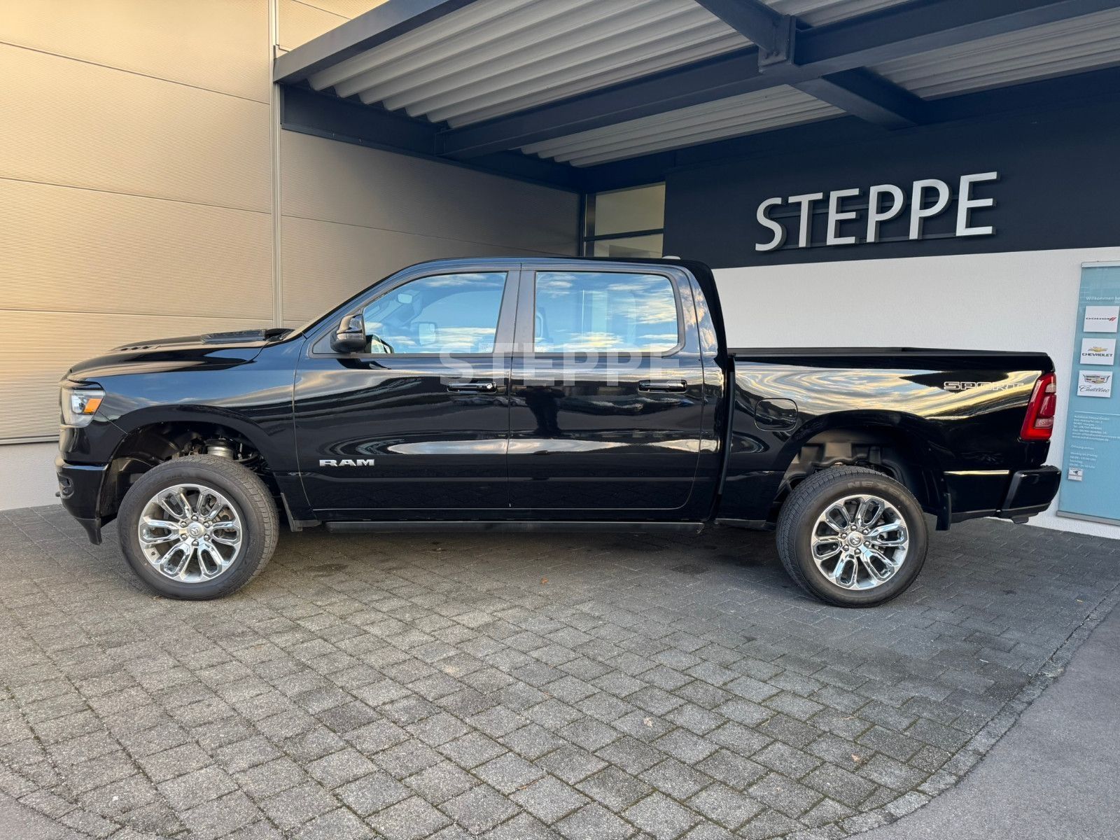 Dodge RAM 1500 5,7 V8  LARAMIE Sport Luftfed. AHK 20"