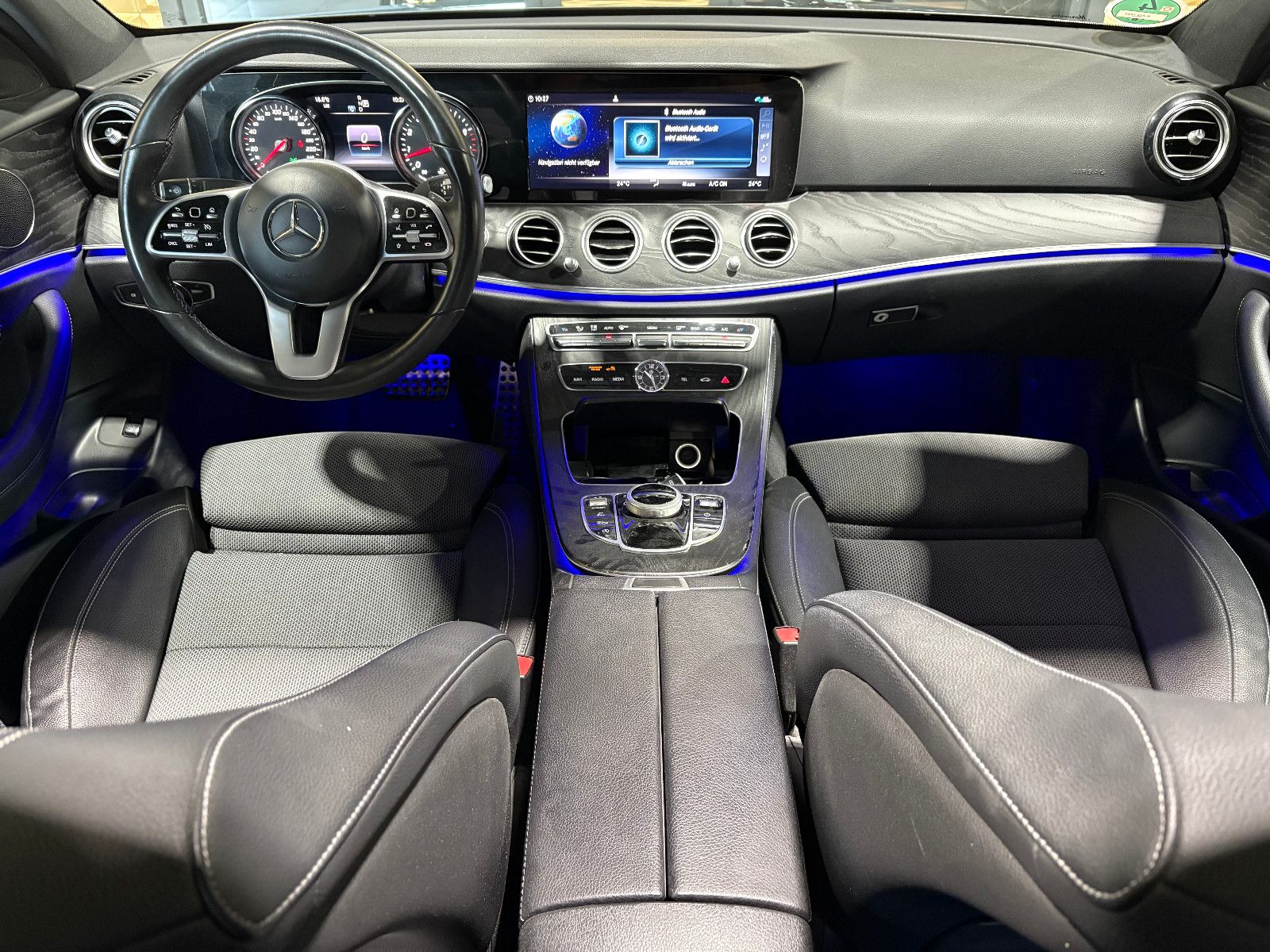 Fahrzeugabbildung Mercedes-Benz E 200 Lim./PANO/AMBIENTE/APPLE/SHZ/KLIMA/