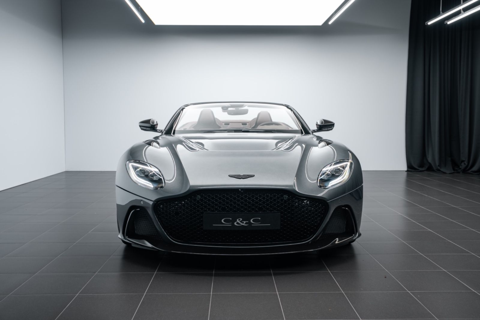 Fahrzeugabbildung Aston Martin DBS 770 Ultimate Volante 1 OF 199/CARBON/BUCKET