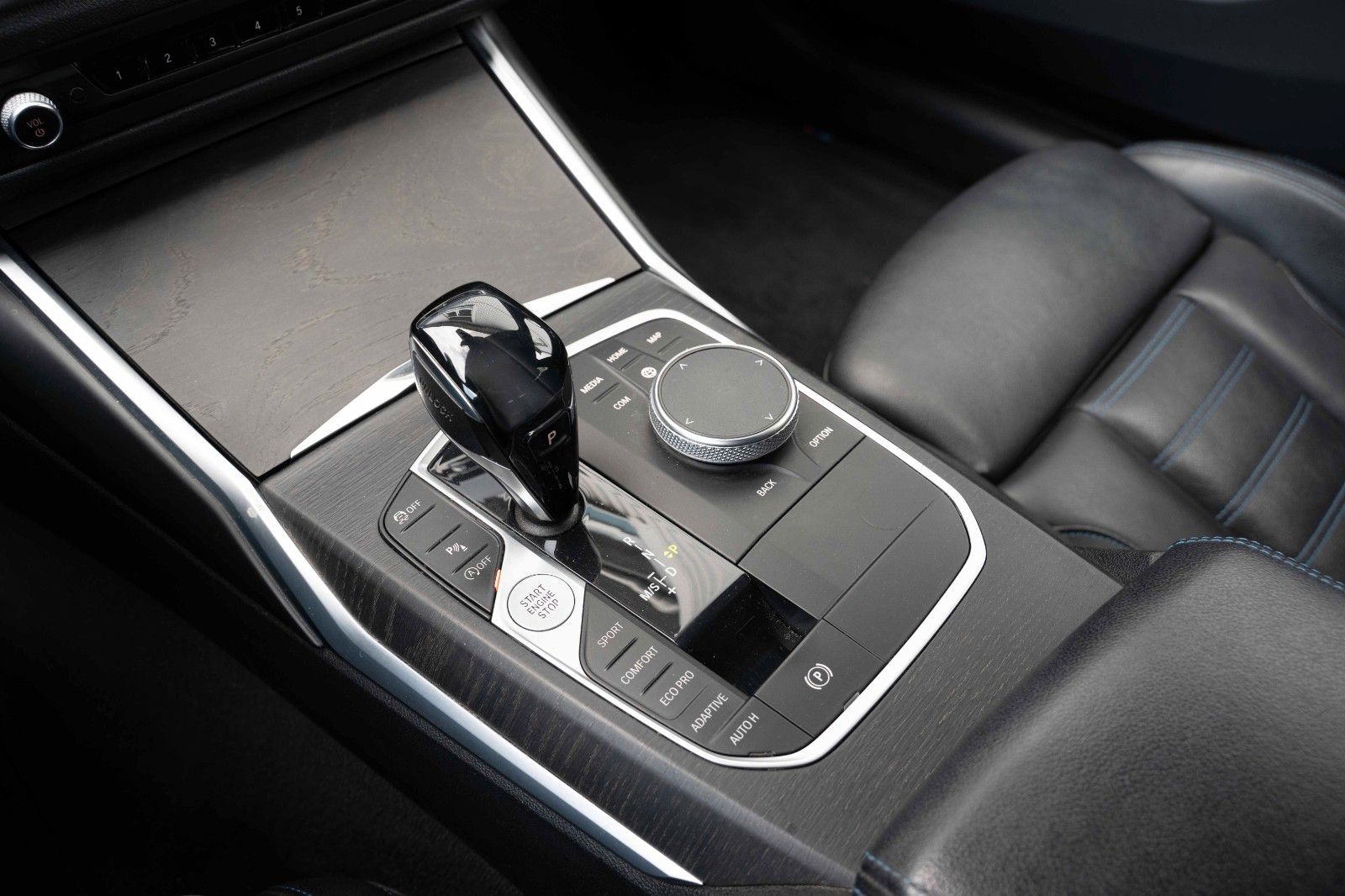 Fahrzeugabbildung BMW 320D XDRIVE M SPORT SHADOW LEDER HUD KAM ALLWETT