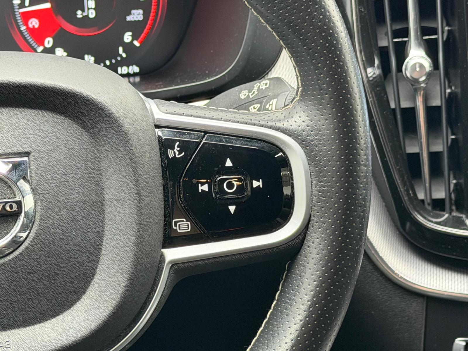 Volvo XC60 D5 AWD R-Design AHK 3D-NAVI Intel Sport