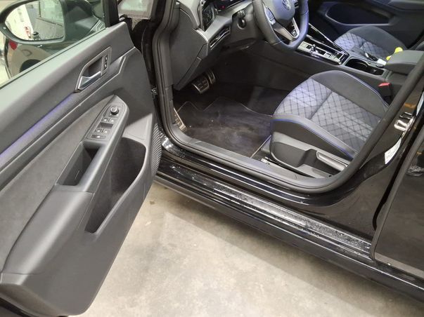 Fahrzeugabbildung Volkswagen Golf VIII Variant eTSI R-Line DSG LED Navi AID A