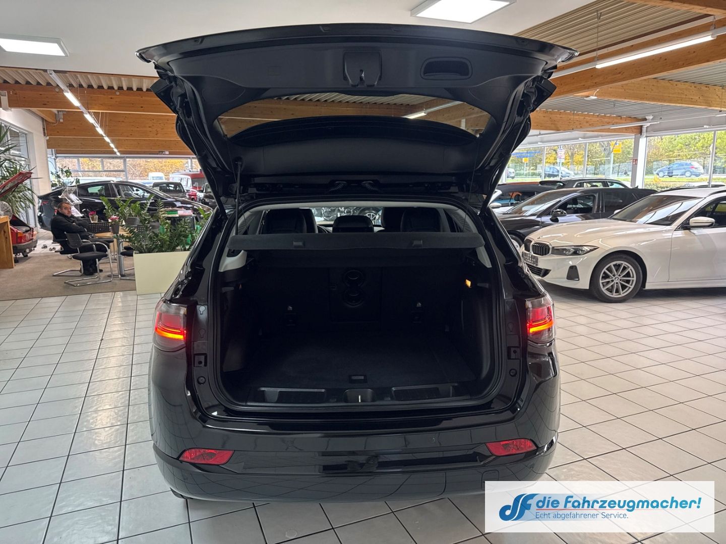 Fahrzeugabbildung Jeep Compass S Plug-In Hybrid 4WD Navi Soundsystem 36