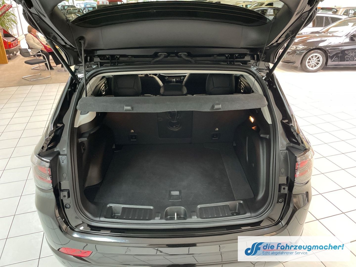 Fahrzeugabbildung Jeep Compass S Plug-In Hybrid 4WD Navi Soundsystem 36