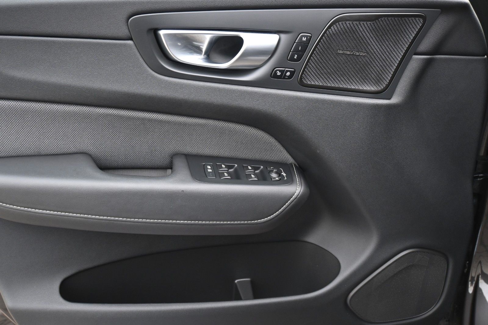 Fahrzeugabbildung Volvo XC60 B4 AWD Ultimate Dark*LED*PANO*STHZ*