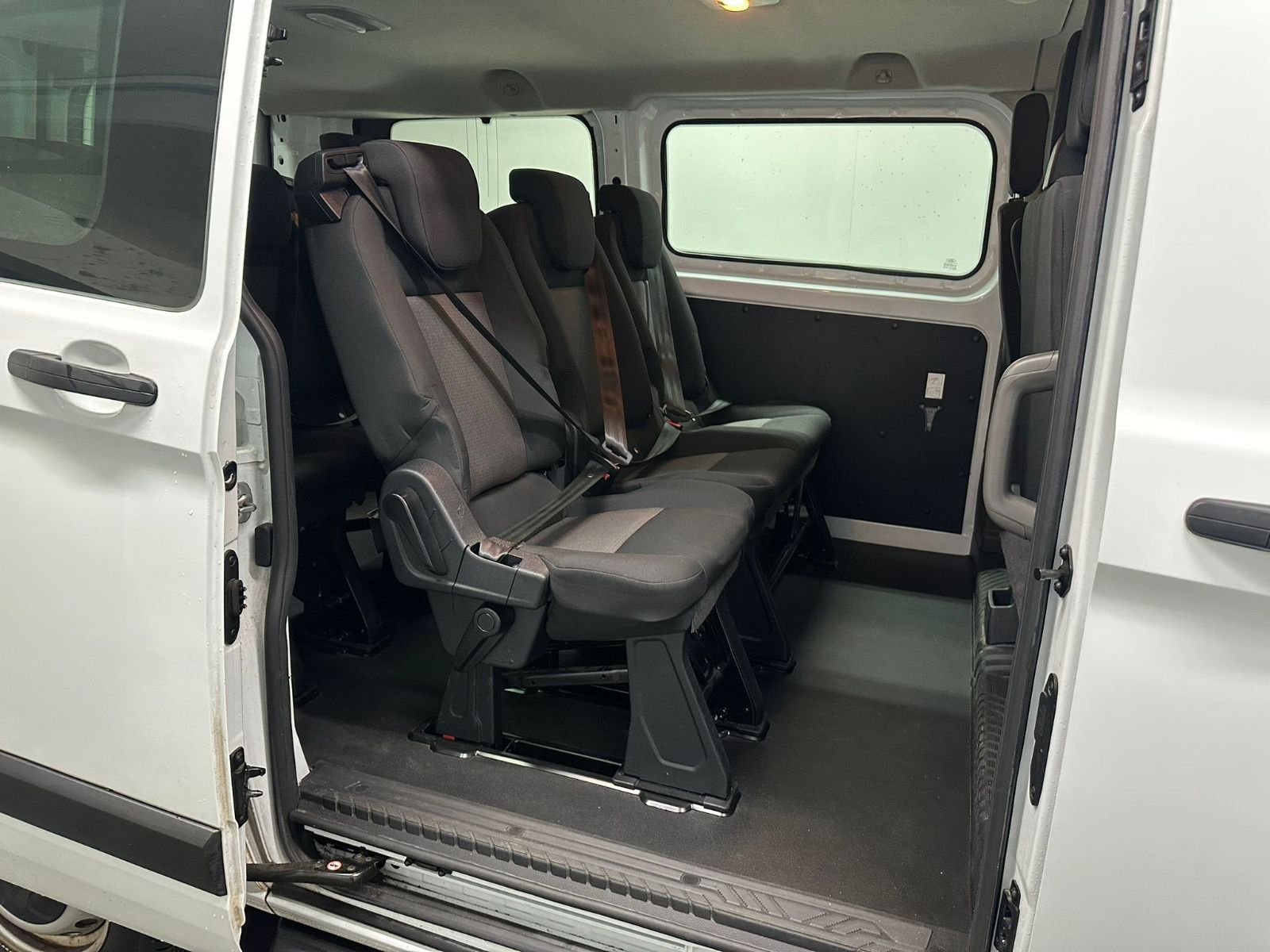 Fahrzeugabbildung Ford Transit Custom 320 L1H1  - 9Sitze*KLIMA