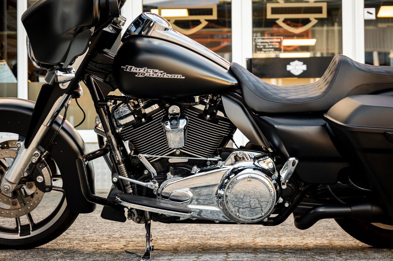 Fahrzeugabbildung Harley-Davidson STREET GLIDE SPECIAL FLHXS -APE - JEKILL&HYDE -