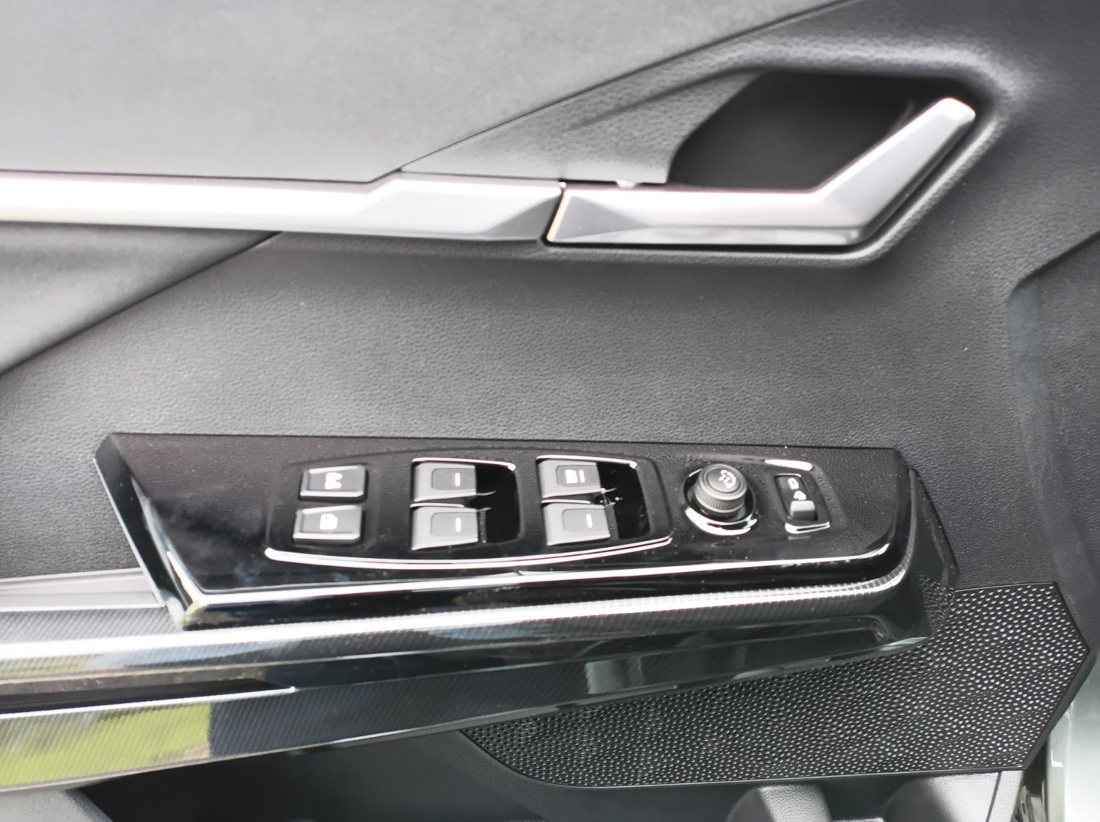 Fahrzeugabbildung KGM ACTYON+CORE+20ZOLL+SH VO+HI+AMBIENTE+KAMERA+++++