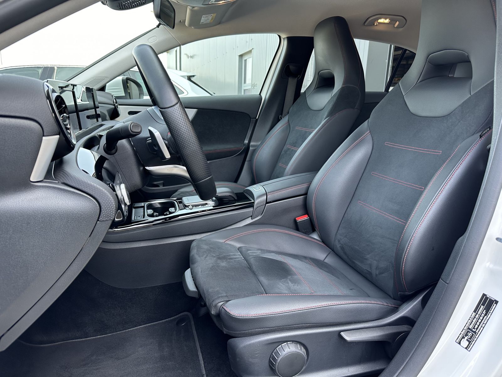 Fahrzeugabbildung Mercedes-Benz A 250e AMG-Line NAV+KAM+WIDESCREEN+CARPLAY+1HD