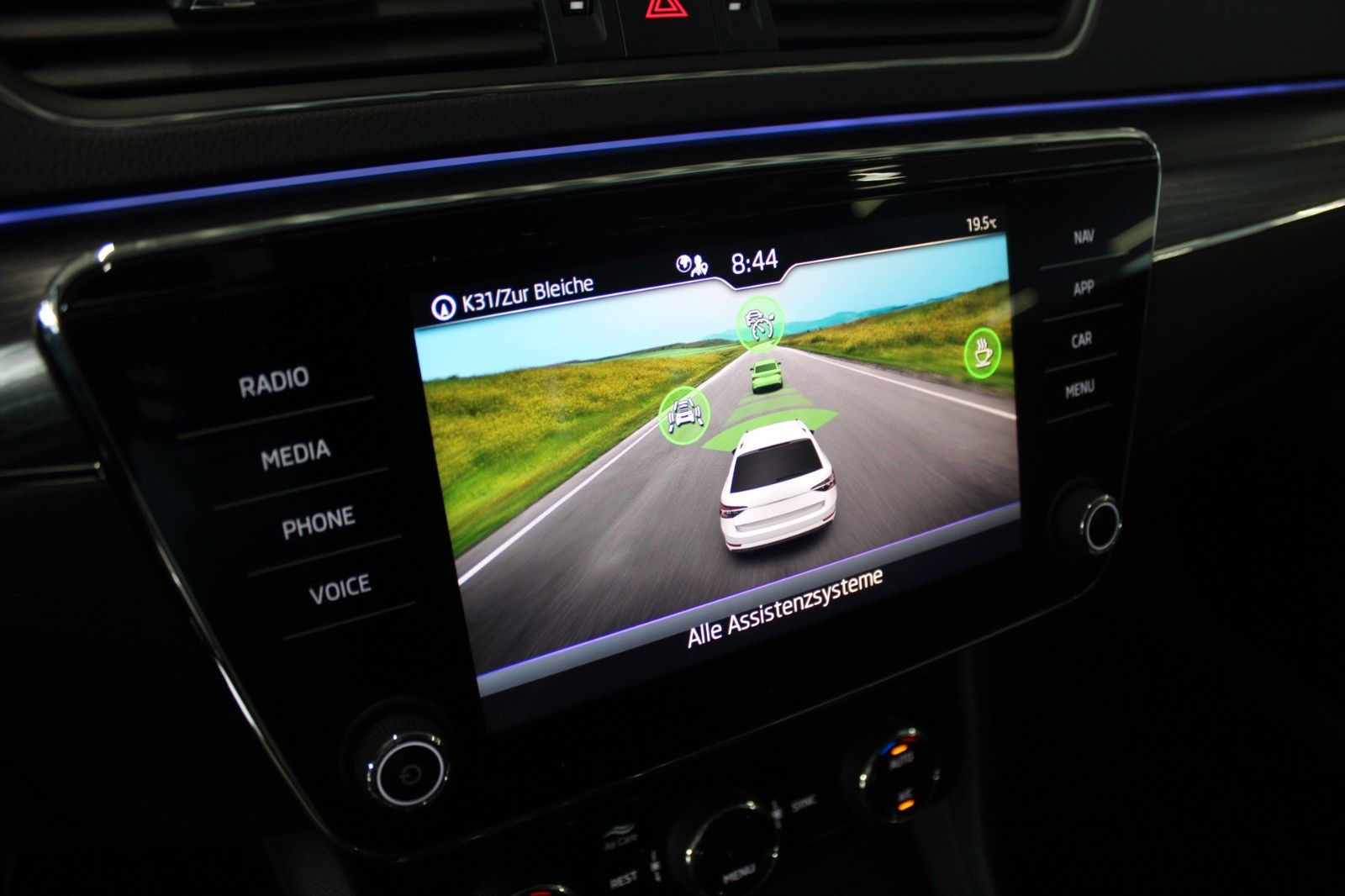 Fahrzeugabbildung SKODA Superb 2.0 TDI DSG STYLE COMBI LED AHK ACC uvm.