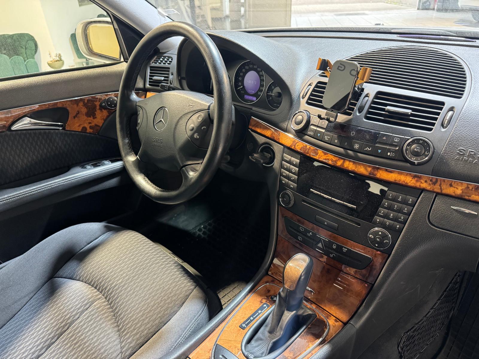 Mercedes-Benz E200 2004 — photo 21