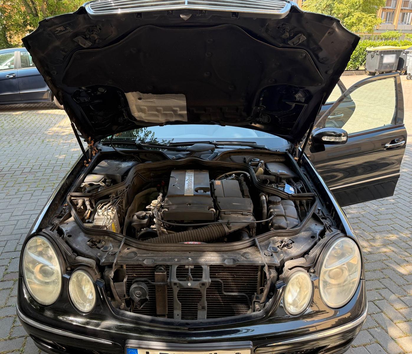 Mercedes-Benz E200 2004 — photo 13
