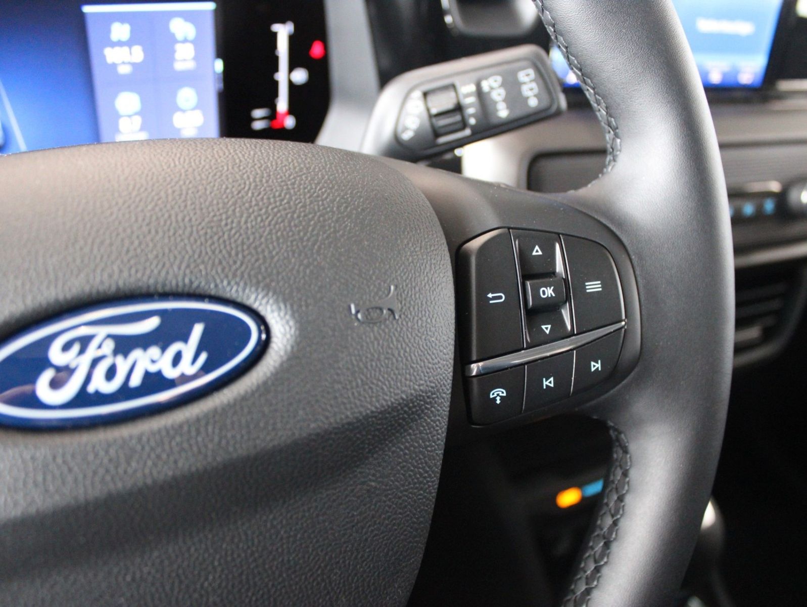 Fahrzeugabbildung Ford Tourneo Courier Titanium Automatik FahrerAssPak