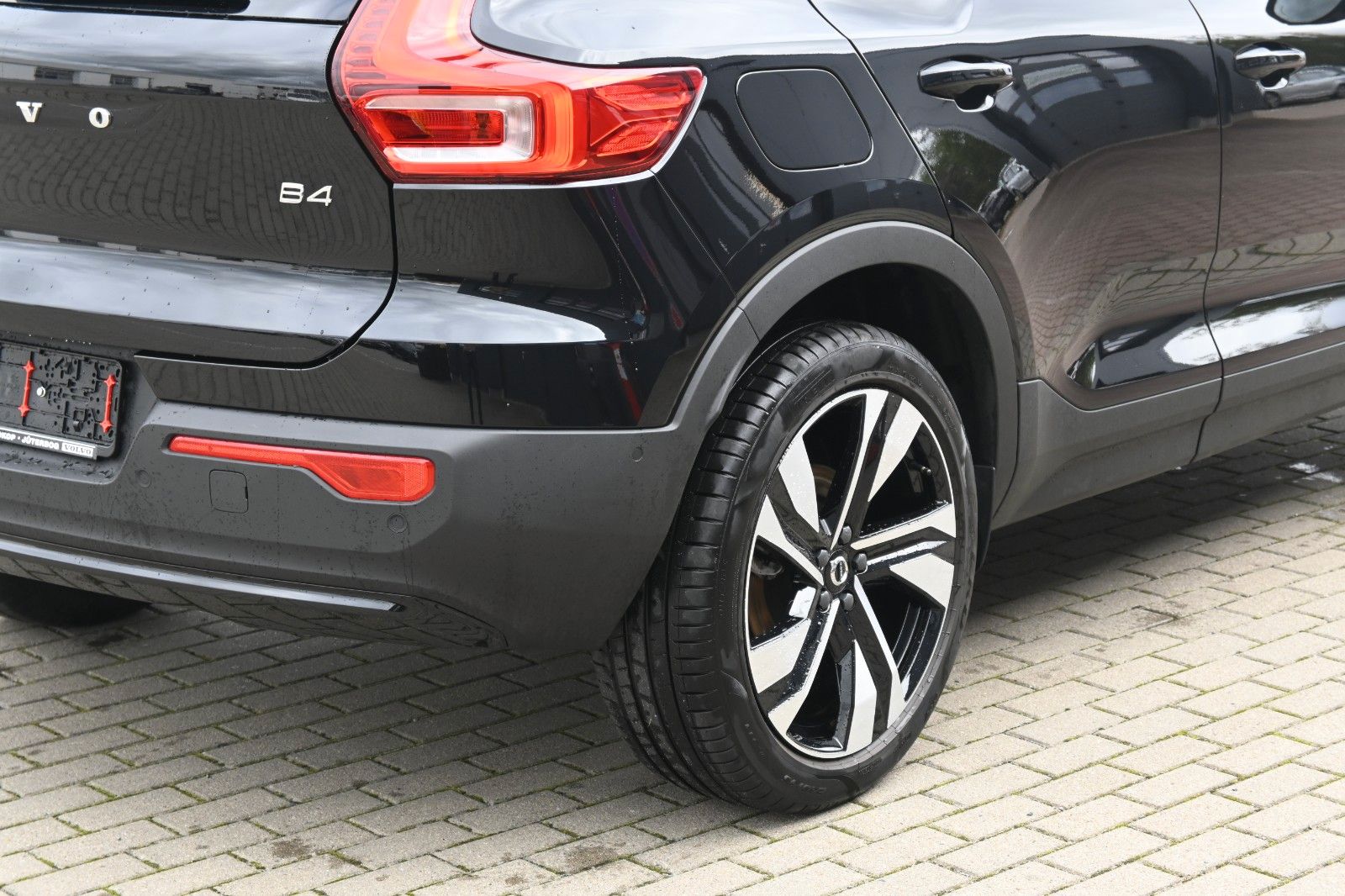 Fahrzeugabbildung Volvo XC40 B4 Ultimate Dark*PANO*STHZ*H&K*360*20"