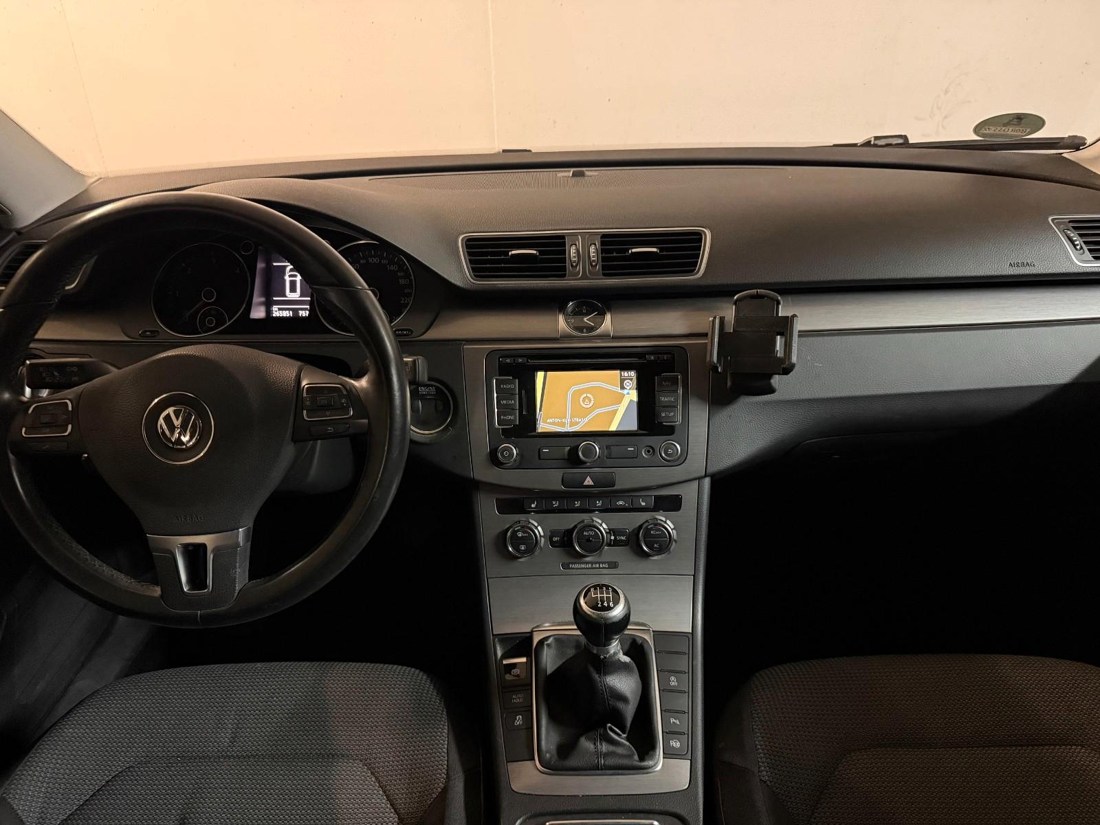 Volkswagen Passat 2012 — photo 11