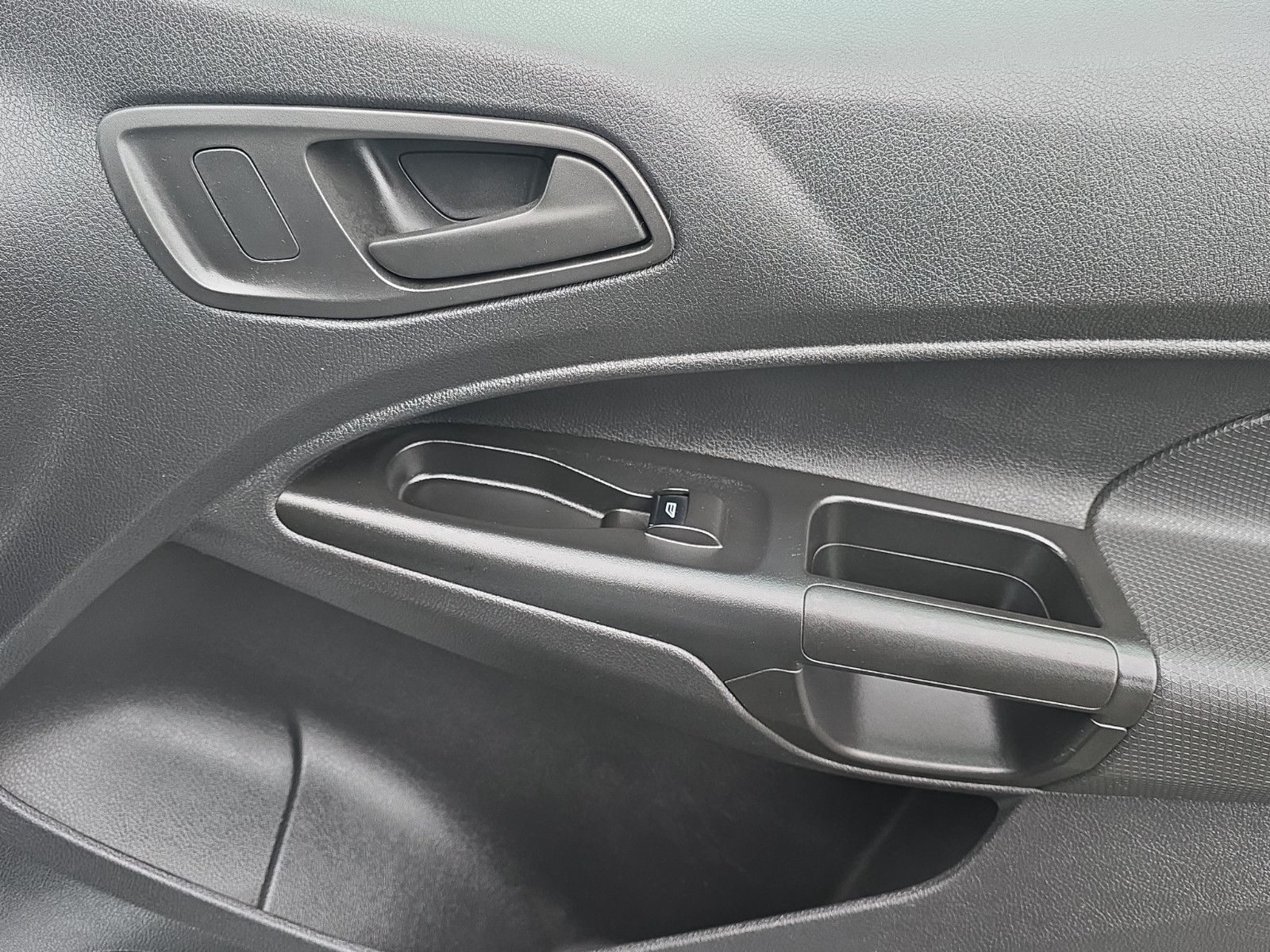 Fahrzeugabbildung Ford Transit Connect Kasten 8 FACH BEREIFT