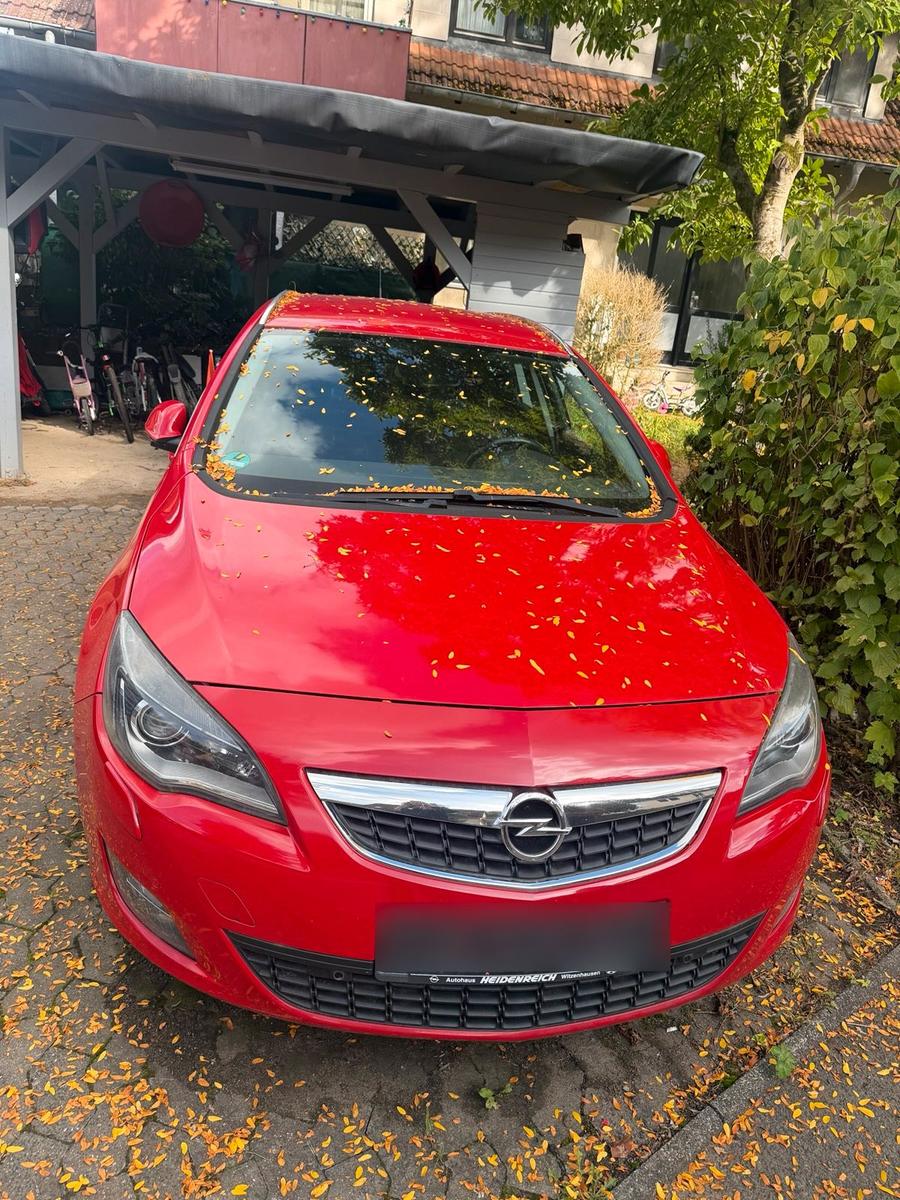 Opel Astra 2011 — салон
