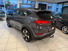HYUNDAI Tucson 2.0 4WD PANO NAVI CAM LEDER AHK 2.HAND