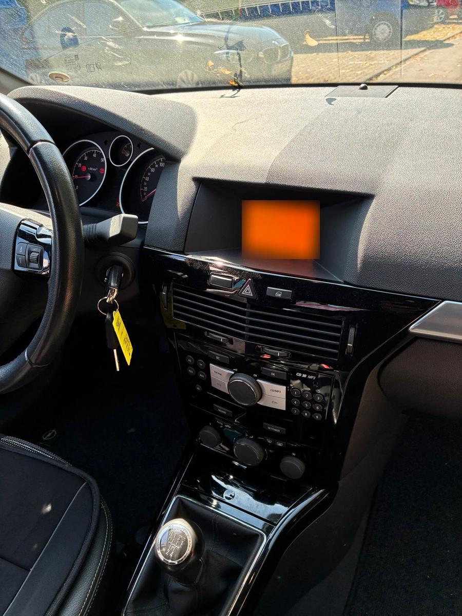 Opel Astra 2010 — photo 11