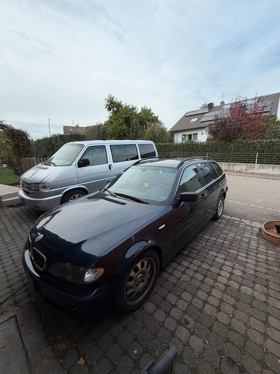 BMW 320 2005 — rear view