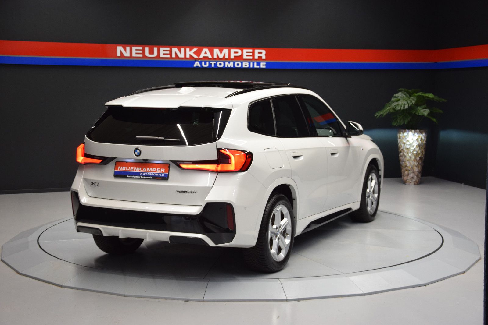 Fahrzeugabbildung BMW X1 sDrive 20 i M Sport Pano HuD Memory ACC Leder