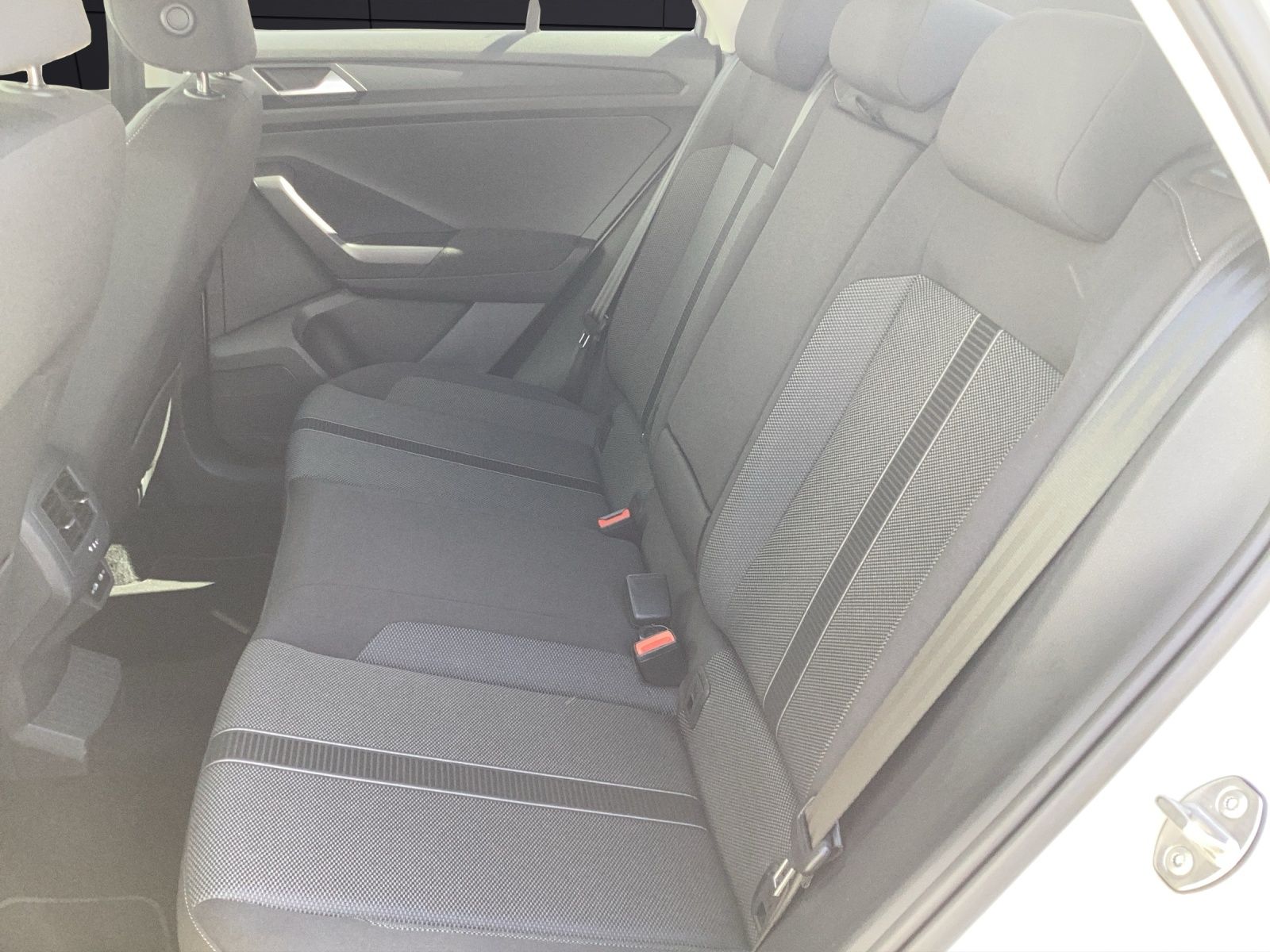 Fahrzeugabbildung Volkswagen T-Roc TSI Life Standhzg LED APP Park-Assist SH L