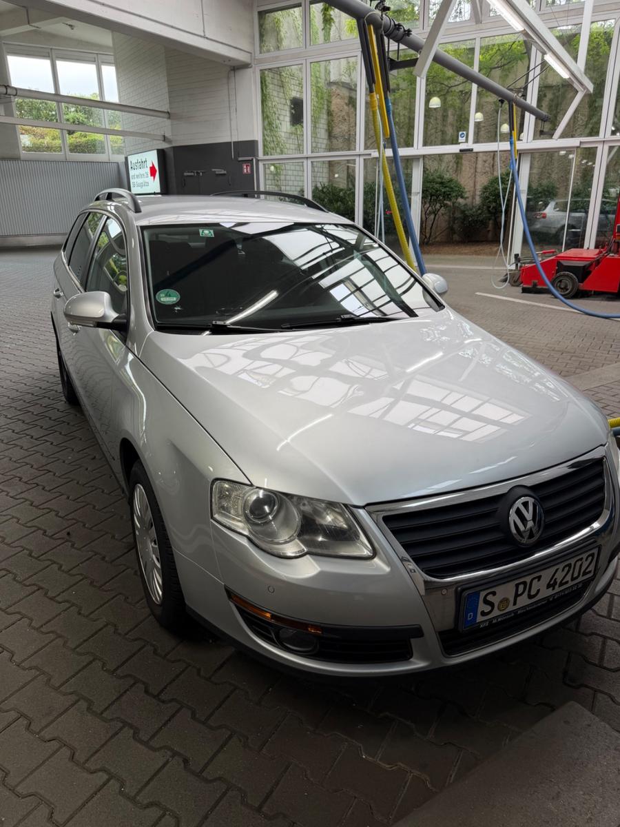 Volkswagen Passat 2011 — rear view