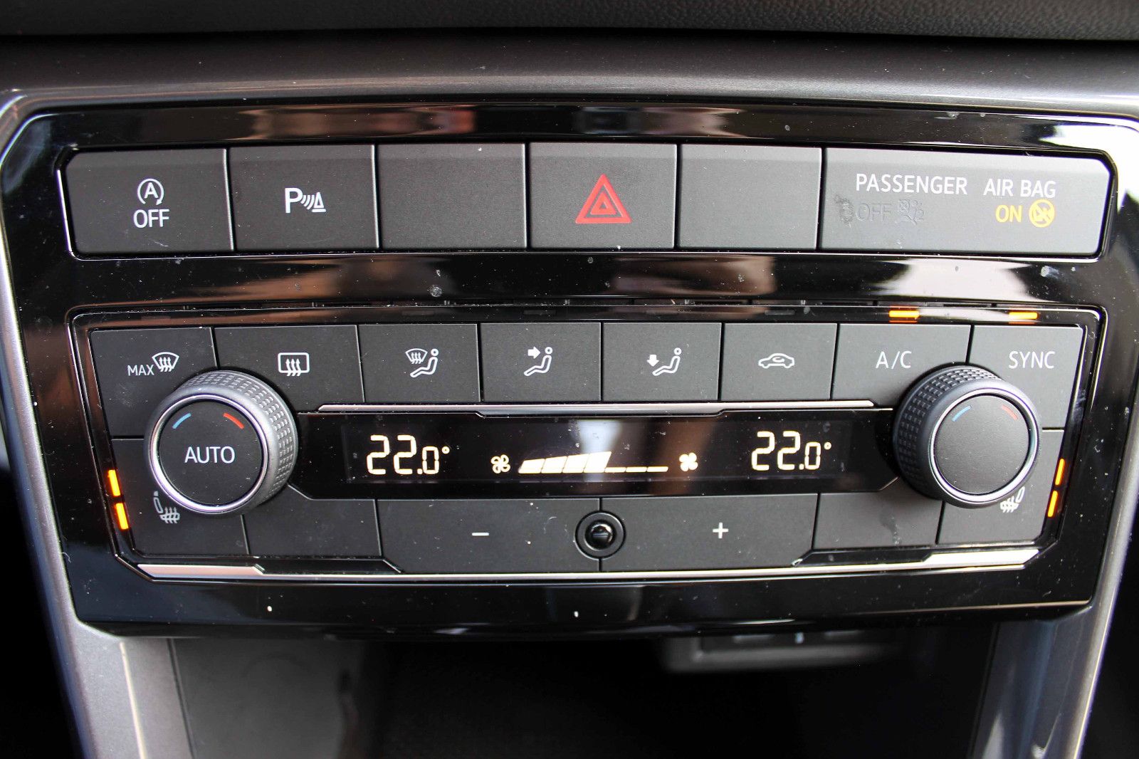 Fahrzeugabbildung Volkswagen T-Cross 1.0 TSI DSG Style ACC NAVI KAM PDC AHK