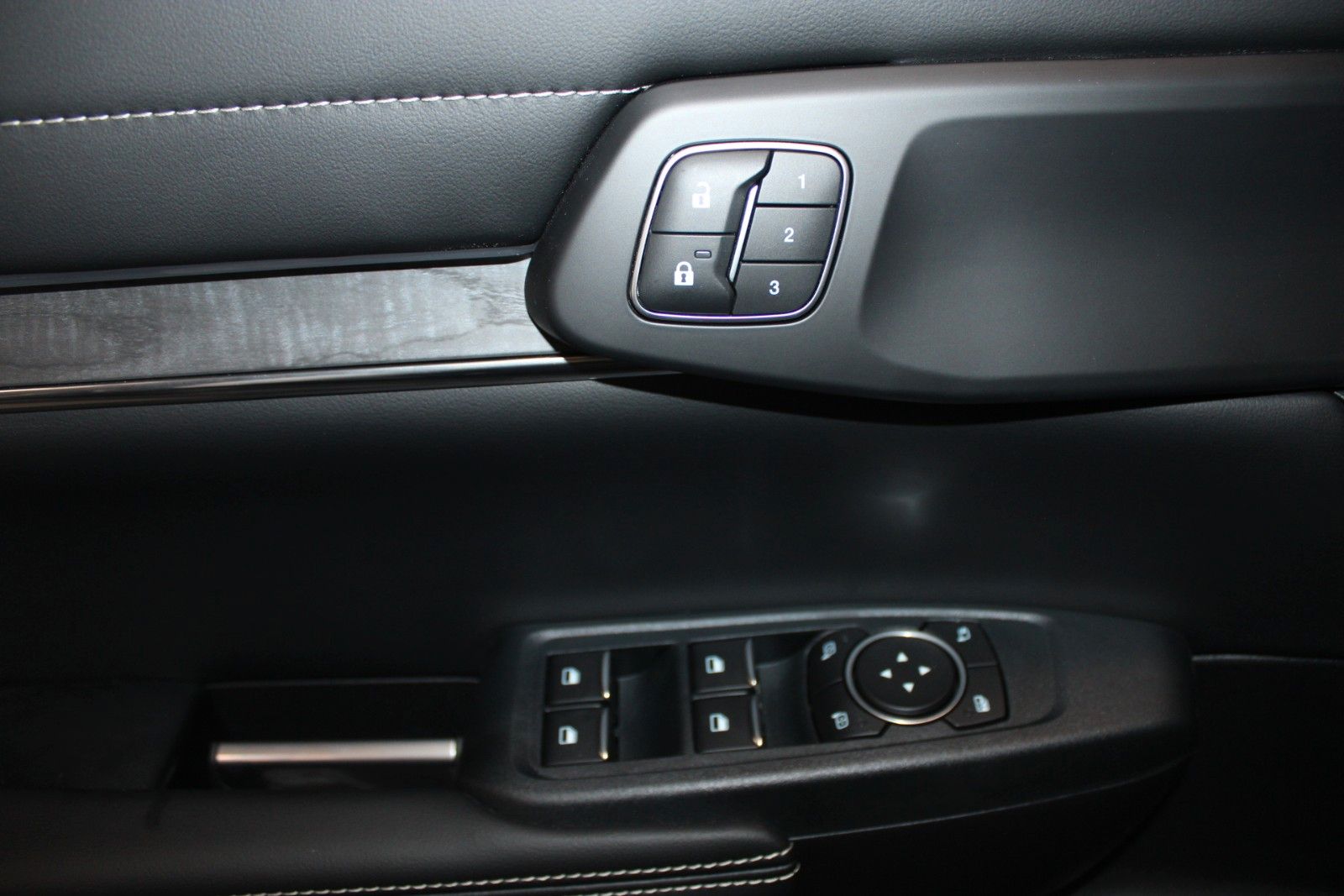 Fahrzeugabbildung Ford Ranger Platinum Automatik LEDER AHK ROLLO STDH