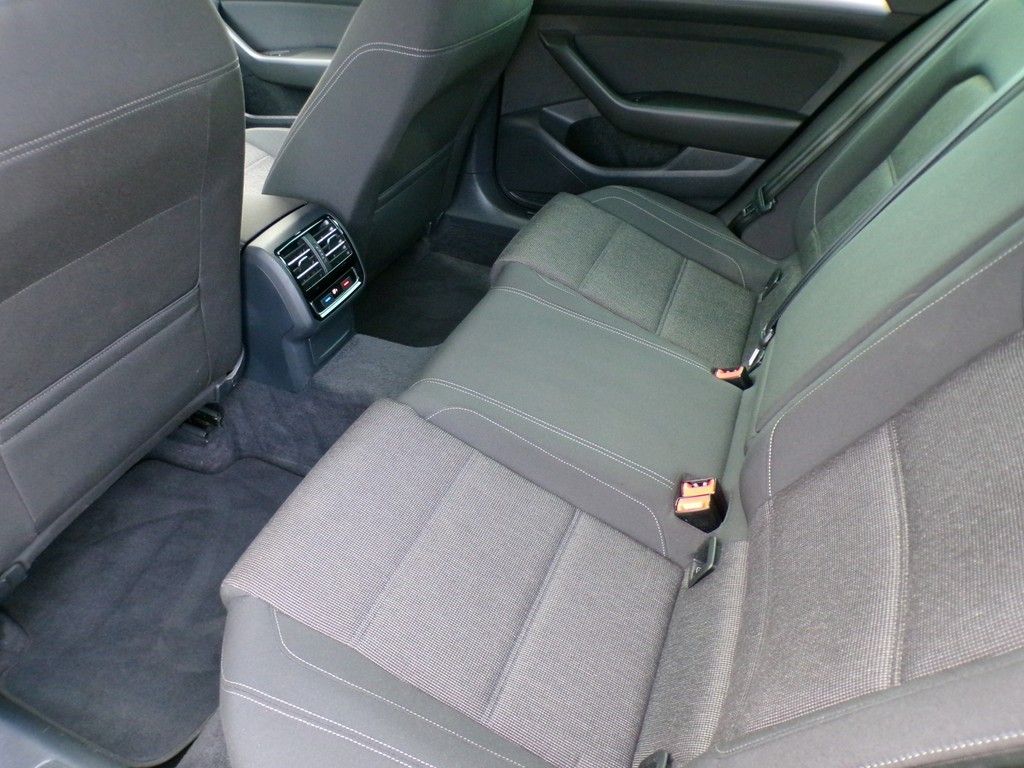 Fahrzeugabbildung Volkswagen Passat Variant  1.4 TSI Comfortline *R-Line Spor