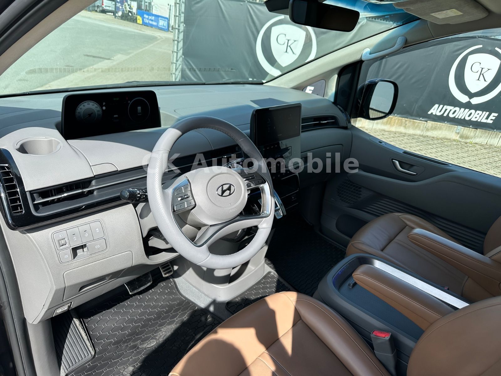 Fahrzeugabbildung Hyundai Staria Premium Signature 4WD/7Sitze/Navi/ACC/AHK