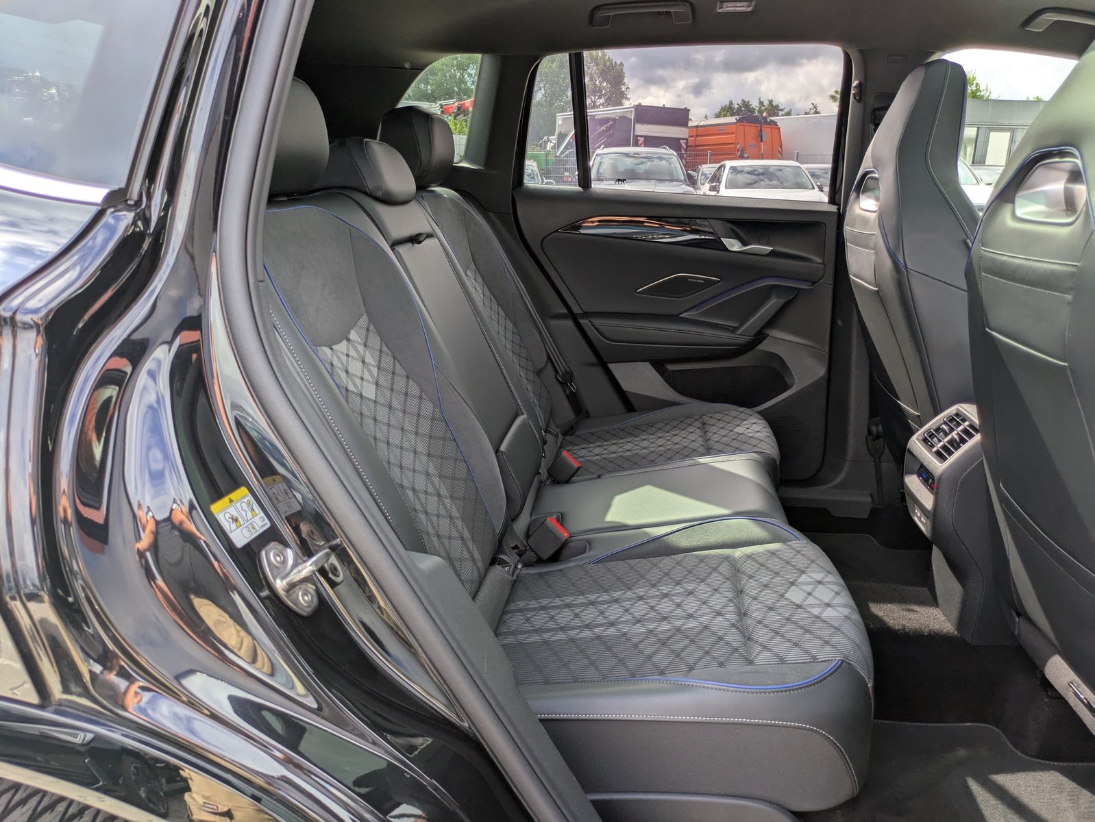Fahrzeugabbildung Volkswagen Tiguan 2.0 TDI 4M R-Line PANO*H&K*AHK*MATRIX*20"