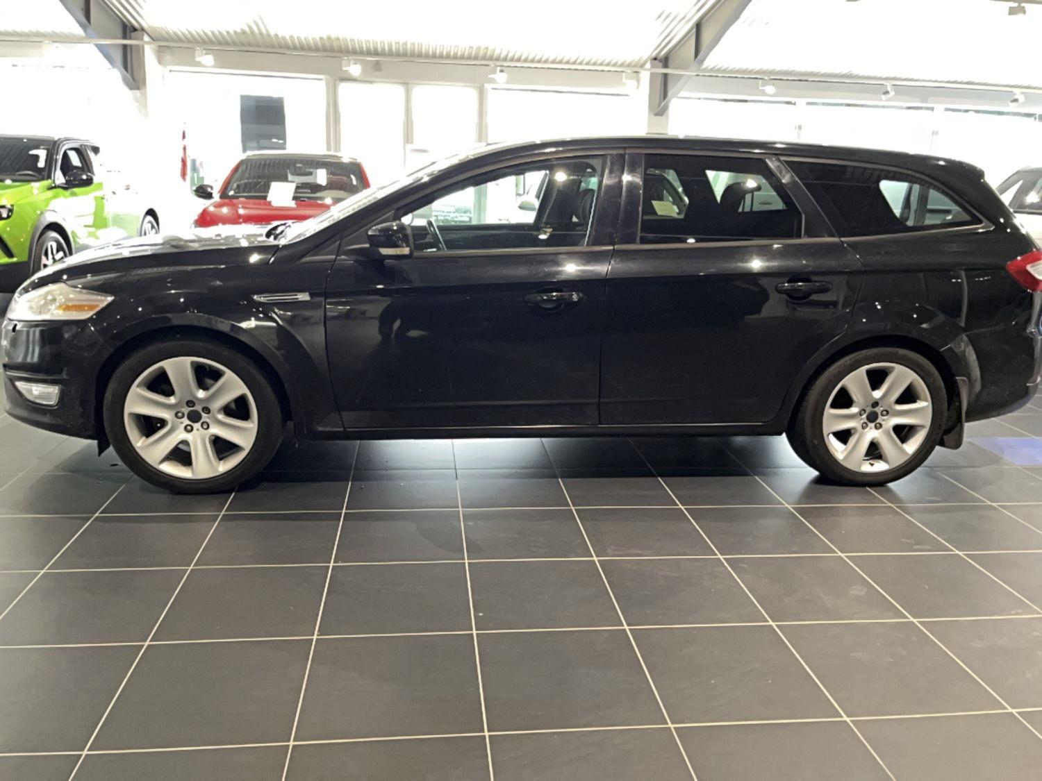 Ford Mondeo 2011 — interior