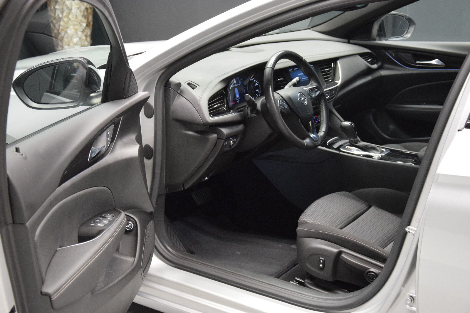 Fahrzeugabbildung Opel Insignia B Sports Tourer Business LED Navi