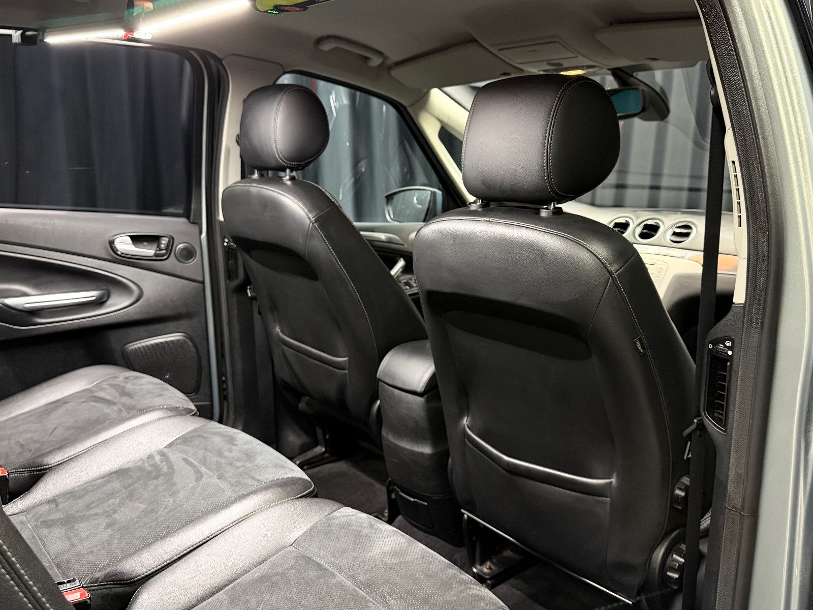 Fahrzeugabbildung Ford S-MAX Titanium|AHK|HU 05/2027